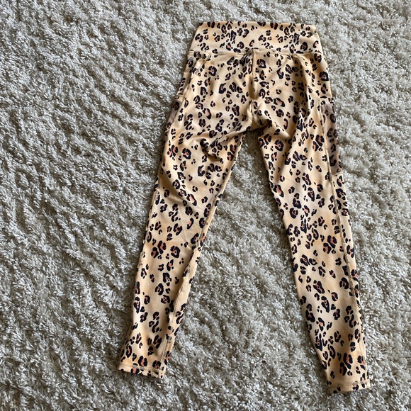 NWOT Fabletics Leopard Leggings with Pockets - Picture 5 of 11